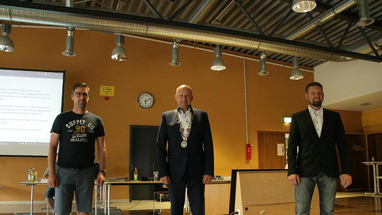 Uwe Mühlmichl, Bürgermeister Claus Schwarzmann und Harald Bürger  (v. l.) Foto: Sylvia Hubele