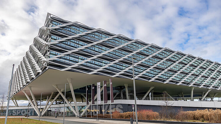 Hauptquartier der Adidas AG in Herzogenaurach, bekannt als "Arena" auf dem Adidas Campus. Die Aufnahme unterstreicht die Funktion des Geb&auml;udes als zentraler Unternehmenssitz eines global f&uuml;hrenden Unternehmens in der Sport- und Bekleidungsindustrie.