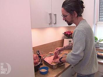 Premiere beim "perfekten Dinner": Basti (38) f&uuml;llt eine Gans mit Ente und Huhn.