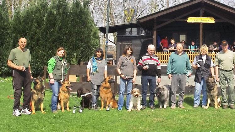 Alle Teilnehmer der Frühjahrsprüfung bestanden mit Bravour. Das Bild zeigt (von links): Edelbert Hirschböck mit Quincy von Klingenhagen, Bianka Mayer mit Bonny, Elke Roschlau mit Oskar, Gunda Steiner mit Dolph vom Rittergut, Volker Herold mit Lucky, Johann Grübel (Leistungsrichter aus Eichenau/München), Susanne Hanft mit Django, Jens Geppert (Prüfungsleiter und Vorsitzender des VdH Kronach), Arno Holland mit Othello von der Elbperle, Katy Förtsch mit Fly aus dem Weserbergland sowie Werner Fri...