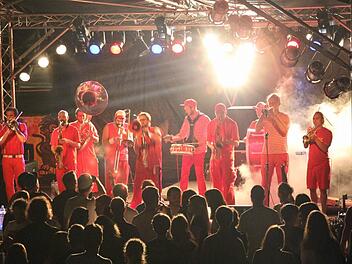 "Moop Mama" waren der Top-Act des Abends und kamen beim Publikum gut an. Fotos: Andreas Brandl