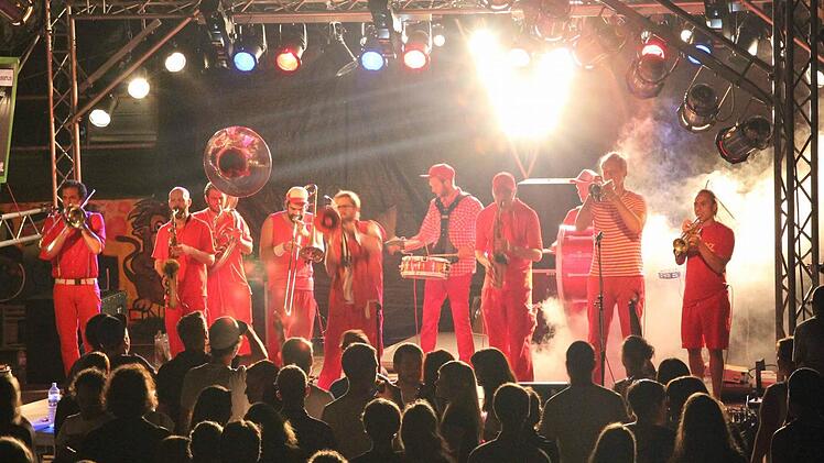 "Moop Mama" waren der Top-Act des Abends und kamen beim Publikum gut an. Fotos: Andreas Brandl