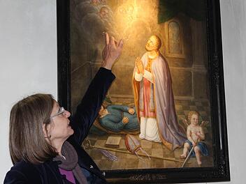 Die Restauratorin Jutta Minor erklärt, wie aufwendig es war, das Bild wieder in seinem früheren Glanz erstrahlen zu lassen.Foto: Erlwein