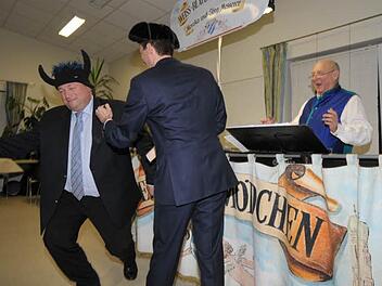 Auch Walter Nussel als Stier und Stefan Müller als Torero wurden von Jörg Messerer in die Aufführung mit einbezogen. Fotos: Roland Meister