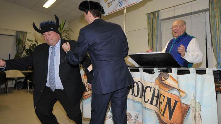 Auch Walter Nussel als Stier und Stefan Müller als Torero wurden von Jörg Messerer in die Aufführung mit einbezogen. Fotos: Roland Meister