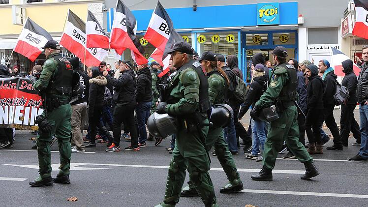 Die Neonazis marschierten als erstes Richtung Markusplatz durch die Innenstadt. Foto: Barbara Herbst