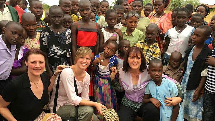 Die Gäste aus den Pfarreien Adelsdorf und Hannberg wurden von den Bewohnern in Busagula herzlich empfangen Foto: Stubenvoll