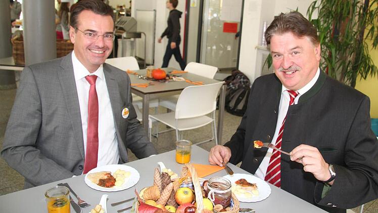 Schulleiter Horst Pfadenhauer und Landrat Klaus Peter Söllner waren vom Probeessen total begeistert.