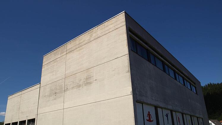 Während die Finanzierung der Sanierung der Turnhalle (im ersten Stock des Gebäudes) unter Dach und Fach ist, müssen für die neue Idee, nämlich die Umfunktionierung der Schulschwimmhalle (Erdgeschoss) zu einem aktiven Indoorbereich noch Fördertöpfe gesucht werden.