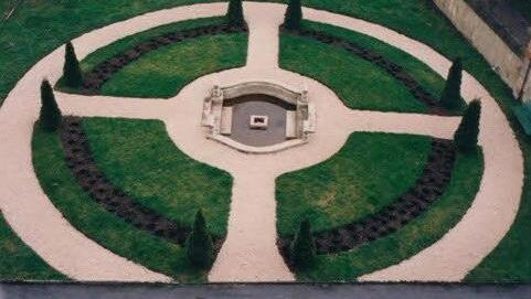 Franzözischer Garten im Jahr 1982, vom Norbert Belz angelegt, mit einem Brunnen von Ulysses Gelz, bildender Künstler auf Mallorca.