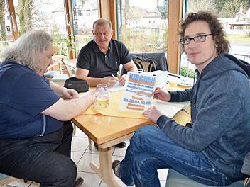 Pater Waldemar Brysch, Uwe Fugmann und Gemeindereferent Matthias Beck (von links) haben sich den "Kirchen-Stammtisch" ausgedacht.  Foto: Karl-Heinz Hofmann