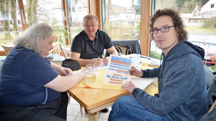 Pater Waldemar Brysch, Uwe Fugmann und Gemeindereferent Matthias Beck (von links) haben sich den "Kirchen-Stammtisch" ausgedacht.  Foto: Karl-Heinz Hofmann