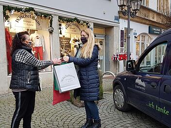 Gudrun Stübinger (links)  vom "Wäschetraum" beteiligt sich an der Aktion der Händlergemeinschaft. Angela Nützel gehört zum Stadtwerke-Team, das den Lieferdienst übernimmt. Foto: Alexander Hartmann