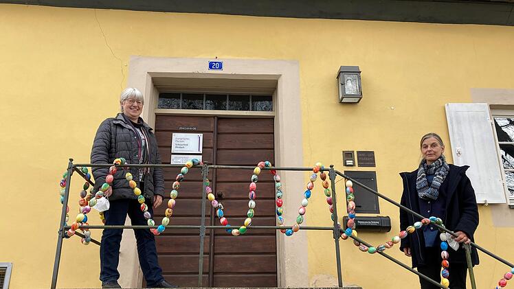 Annerose Kollman und Pfarrerin Anne Braunschweig-Gorny vor dem Pfarrhaus.