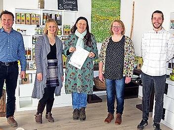 Bürgermeister Frank Jakob, Anna Knauer, Ulrike Kaiser, Produktionsleiterin Silvia Hummel und Netzwerk-Manager Andreas Bayer (von links) sind sehr stolz auf die Erlangung des GLK-Zertifikats.