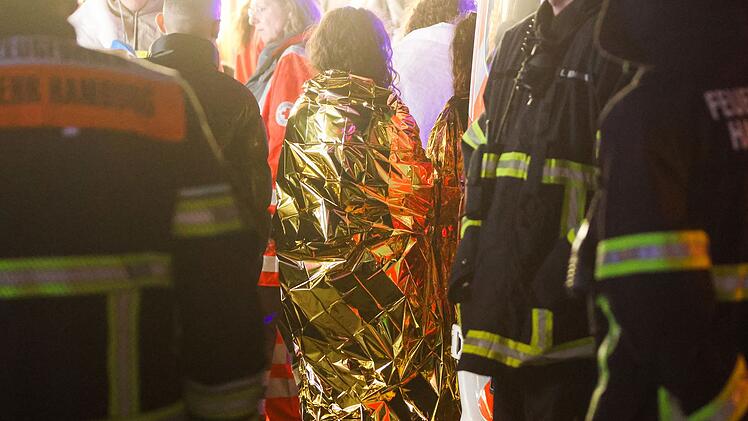 Menschen hingen im Kettenkarussell auf Hamburger Dom fest