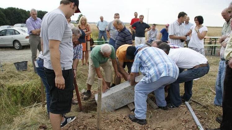 Der neue Grenzstein ist ein ganz schöner Brocken.