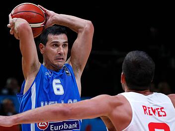 Nikos Zisis (links), der in der kommenden Saison für die Brose Baskets Bamberg spielt, erzielte fünf Punkte und gab drei Assists. Hier sucht der Mannschaftkapitän der Griechen gegen den Spanier Felipe Reyes eine Anspielstation.  Foto: Sebastian Nogier/dpa