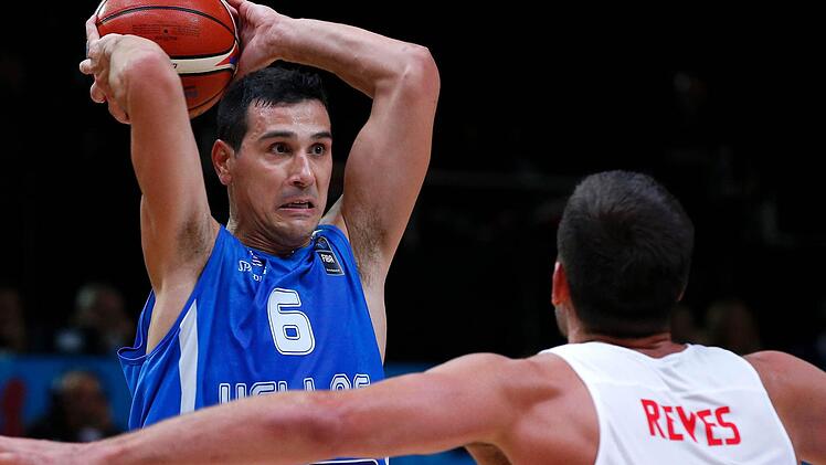 Nikos Zisis (links), der in der kommenden Saison für die Brose Baskets Bamberg spielt, erzielte fünf Punkte und gab drei Assists. Hier sucht der Mannschaftkapitän der Griechen gegen den Spanier Felipe Reyes eine Anspielstation.  Foto: Sebastian Nogier/dpa
