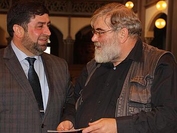Imam Bünyamin Kayikci (links) im Gespräch mit Pfarrer Traugott Burmann. Foto: Katharina Müller-Sanke
