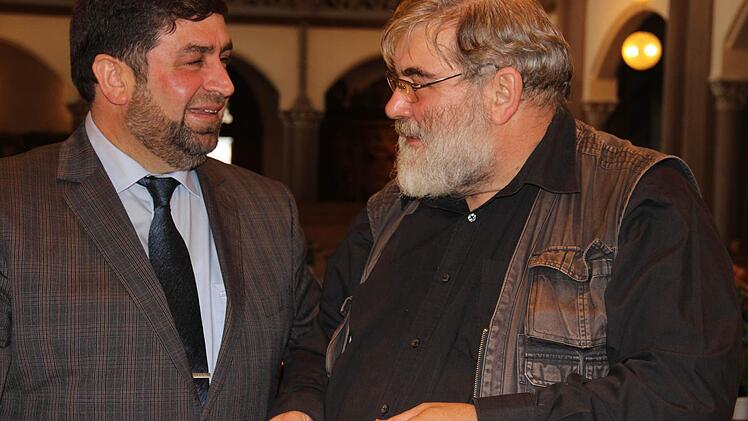 Imam Bünyamin Kayikci (links) im Gespräch mit Pfarrer Traugott Burmann. Foto: Katharina Müller-Sanke