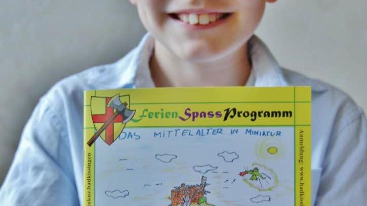 Stolz auf den Sieg: Pascal Selzer (10) mit dem Ferienspaß-Titelbild 2016  Foto: Sigismund von Dobschütz