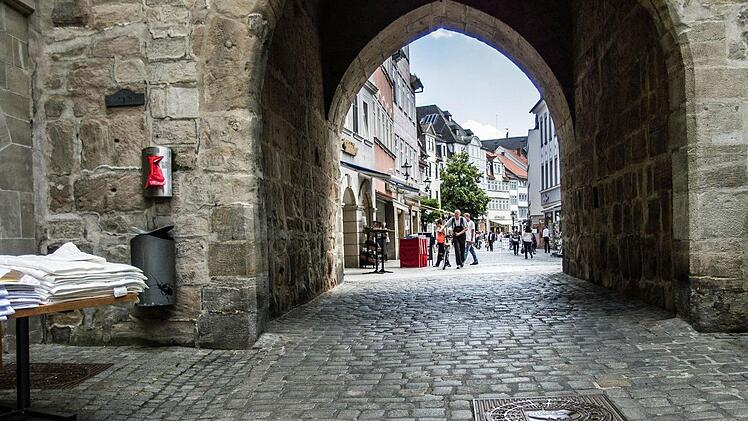 Blick durch das Coburger Spitaltor Richtung Spitalgasse gegen 15 Uhr. In der Hitze der Nachmittags lässt der Andrang etwas nach. Foto: Jochen Berger