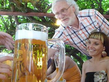 In Limmersdorf gibt es mit der Pöhlmannschen Gastwirtschaft "Zur realen Schankgerechtigkeit" seit einigen Jahren wieder ein klassisches Dorfwirtshaus, wo man sich trifft, miteinander redet und die Geselligkeit pflegt. Aber in vielen fränkischen Orten sieht es schlecht aus - dort hat das Dorfwirtshaus längst zugemacht.  Foto: Katharina Müller-Sanke