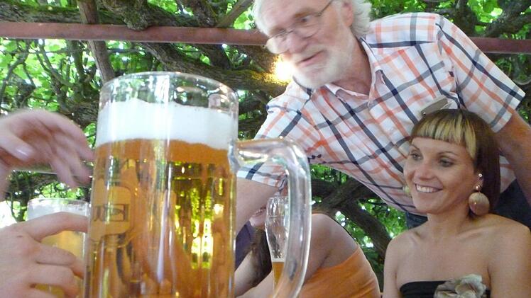 In Limmersdorf gibt es mit der Pöhlmannschen Gastwirtschaft "Zur realen Schankgerechtigkeit" seit einigen Jahren wieder ein klassisches Dorfwirtshaus, wo man sich trifft, miteinander redet und die Geselligkeit pflegt. Aber in vielen fränkischen Orten sieht es schlecht aus - dort hat das Dorfwirtshaus längst zugemacht.  Foto: Katharina Müller-Sanke
