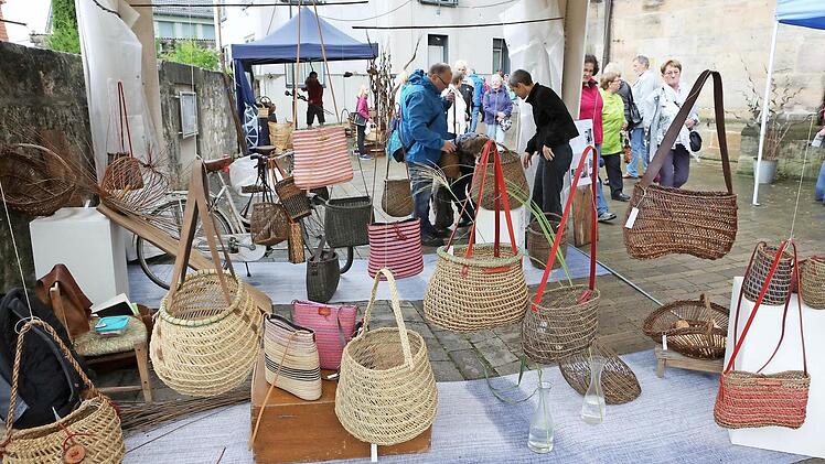 Was bleibt in der Tasche nach dem Korbmarkt? Dieser Frage ging Citymanager Steffen Hofmann in der jüngsten Sitzung des Hauptausschusses nach. Unser Archivbild zeit einen Stand vom Korbmarkt des vergangenen Jahres bei der Stadtpfarrkirche. Foto: Barbara Herbst (Archiv)