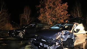 Drei Fahrzeuge krachen in Unfallstelle