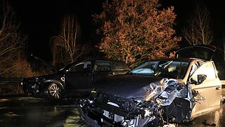 Drei Fahrzeuge krachen in Unfallstelle