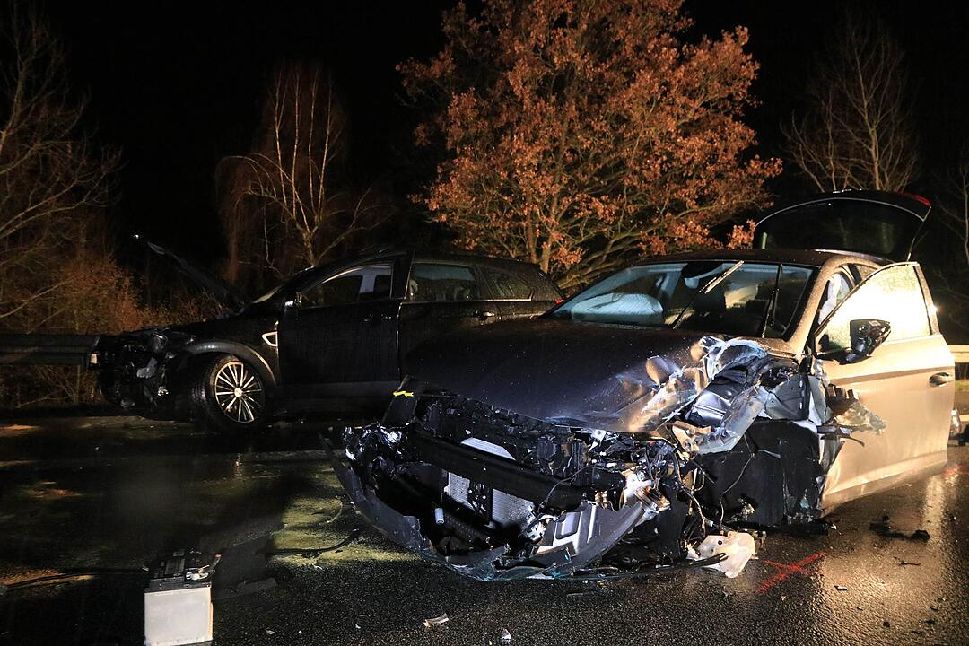 Drei Fahrzeuge krachen in Unfallstelle