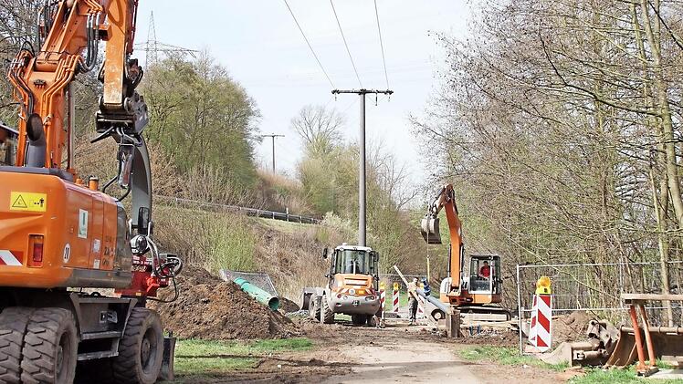 Am Maintalradweg ist die Baustelle. Hier wird die geborstene Wasserleitung in Richtung Limbach repariert. Der Weg bleibt vorerst gesperrt
