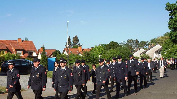 Ein langer Festzug mit den Feuerwehrabordnungen des Stadtgebietes bewegte sich von der Kirche Heilige Familie zum Feuerwehrhaus. Foto: Alfred Thieret