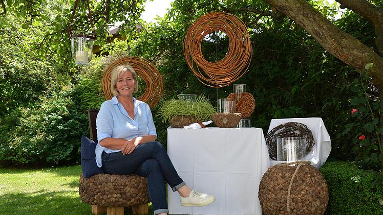 Auf einem Stuhl aus Zapfen hat Martina Straub Platz genommen. Die Idee hat sie selbst umgesetzt. Foto: Björn Hein