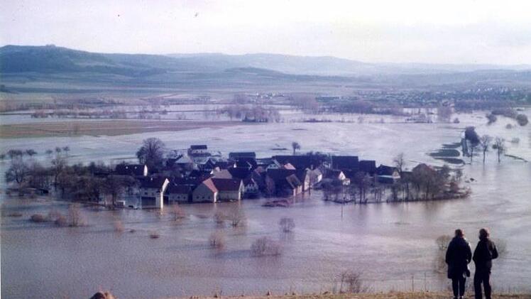 Niederau liegt auf einer minimalen Erhebung am Mainufer. Bei Hochwasser ist Land unter.Geschichtsfreunde