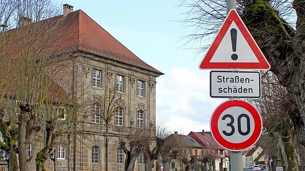 Ortsdurchfahrt Klosterlangheim, links der Konventbau Fotos: Popp