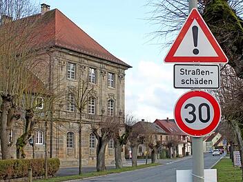 Ortsdurchfahrt Klosterlangheim, links der Konventbau Fotos: Popp