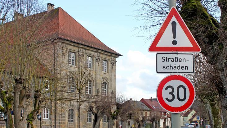 Ortsdurchfahrt Klosterlangheim, links der Konventbau Fotos: Popp