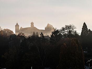 Malerische Morgenstimmung: Coburgs Veste taucht aus dem Morgennebel auf.Foto: Jochen BErger