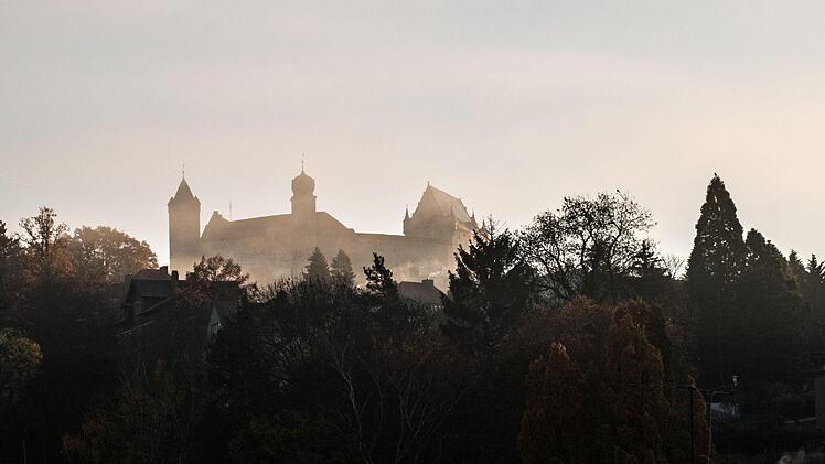Malerische Morgenstimmung: Coburgs Veste taucht aus dem Morgennebel auf.Foto: Jochen BErger