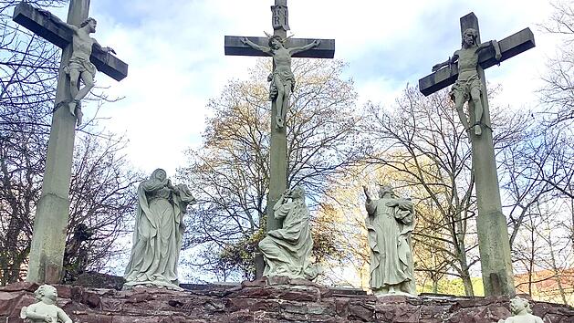 Die Kreuzigungsgruppe, bestehend (von links) aus Dismas, Maria Magdalena, Christus am Kreuz, darunter die kniende Maria, Apostel Johannes und der Sch&auml;cher Kosmas. Foto: Bianca Volkert