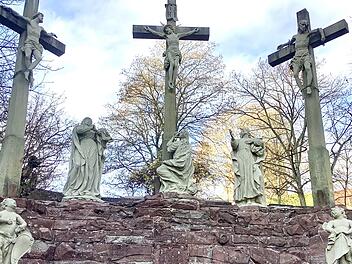 Die Kreuzigungsgruppe, bestehend (von links) aus Dismas, Maria Magdalena, Christus am Kreuz, darunter die kniende Maria, Apostel Johannes und der Schächer Kosmas. Foto: Bianca Volkert