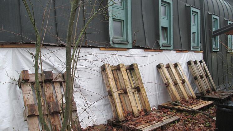 Dreiste Diebe schnitten ein beträchtliches Stück Kupferblech aus der Fassade der Schwedenberghalle (Foto). Der FC Elfershausen will den Schaden in Höhe von 6000 Euro reparieren lassen und erhält dafür vom Markt zwei Drittel der Kosten.  Foto: Winfried Ehling