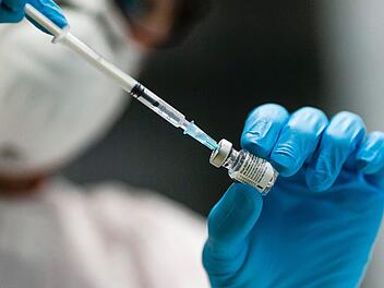 Auch wenn es einen Impfstoff gibt. Das Corona-Virus wird den Alltag mit vielen Beschränkungen noch lange Zeit begleiten. Foto: Frank Molter, dpa