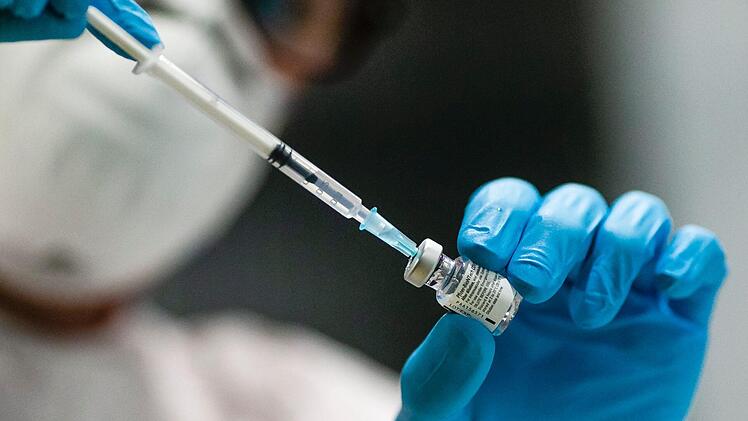 Auch wenn es einen Impfstoff gibt. Das Corona-Virus wird den Alltag mit vielen Beschränkungen noch lange Zeit begleiten. Foto: Frank Molter, dpa
