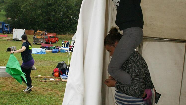 Annalena und Leonie wissen sich beim Zeltaufbau zu helfen. Schließlich sind sie bei der Feuerwehr!