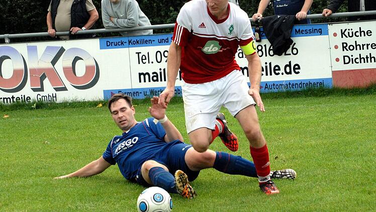 Markus Angermüller (rechts) und der SV Bubenreuth gaben eine 3:1-Führung innerhalb weniger Minuten aus der Hand. Fotos: herzopress