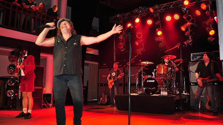 Barock-Sänger Grant Foster aus London kommt dem Original Brian Johnson von AC/DC so nahe wie sonst niemand. Foto: Langer